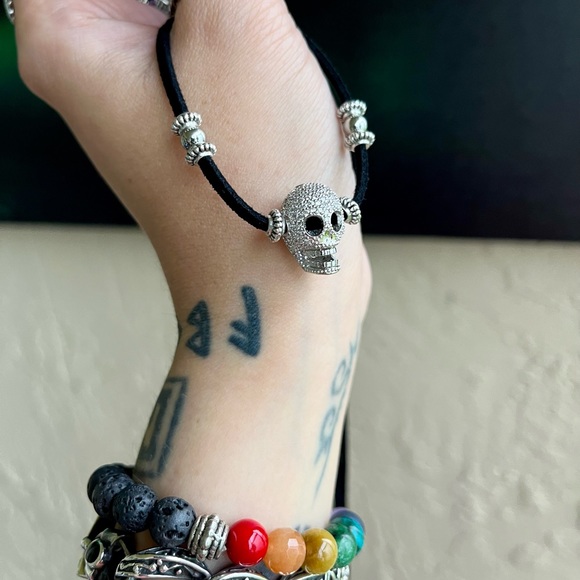 Shinny cz diamonds skull charm choker necklace on adjustable black suede cord - Picture 15 of 16